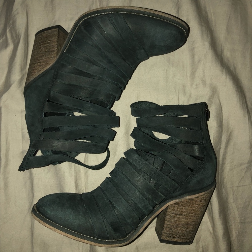 Black Strappy, Ankle Boot w/ closed foot